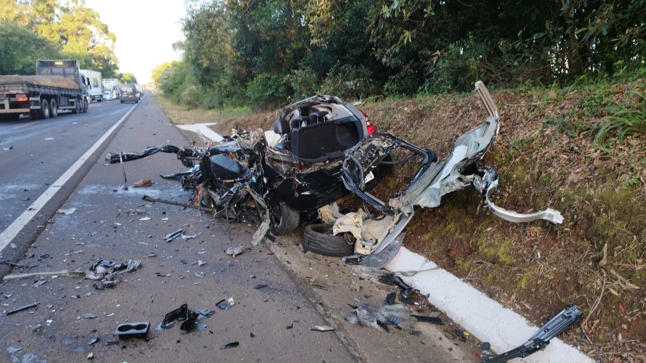 Carro-fica-irreconhecivel-e-motorista-morre-apos-batida-violenta-na-BR-282-3