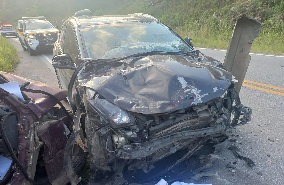 Mulher-morre-em-colisao-entre-dois-carros-na-SC-350-2