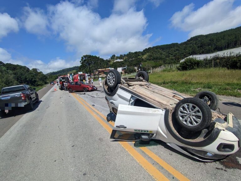 Capotamento na BR-282 em Bom Retiro resulta em seis pessoas feridas