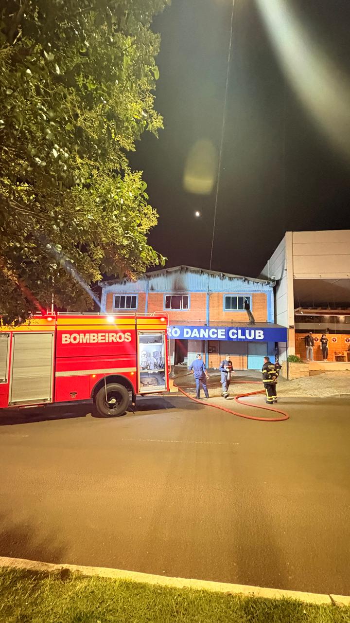 Incêndio atinge casa de eventos em Curitibanos e mobiliza bombeiros