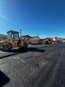Revitalização de 1,2 km conta com fresagem e recapeamento completo, reforçando mobilidade urbana com recursos do Governo do Estado

O asfaltamento das principais vias, assegurando maior trafegabilidade, seguem em ritmo acelerado no município. A Prefeitura de Lages, através da Secretaria de Obras e Infraestrutura, deu início na segunda-feira (27 de abril), o asfaltamento da rua Mateus Junqueira, um dos principais eixos de ligação entre bairros e áreas de grande circulação de veículos em um amplo projeto de revitalização viária. A intervenção abrange toda a extensão da via, com aproximadamente 1.200 metros de extensão (1,2 Km), desde a avenida Belizário Ramos (Carahá) até as proximidades da empresa Obradec.

O investimento na obra é viabilizado por meio de convênio com o Governo do Estado de Santa Catarina, fortalecendo a parceria institucional para a melhoria da infraestrutura urbana. Enquanto a execução ocorre de forma direta, com equipes operacionais da própria Secretaria de Obras e Infraestrutura, estratégia que tem permitido maior controle sobre prazos e qualidade dos serviços.

Na semana anterior, os serviços preparatórios de fresagem havia iniciado, avançando agora para a fase de aplicação do novo asfalto em trechos pré-definidos e avançando conforme a fresagem vai ficando pronta.

A prefeita Carmen Zanotto destacou a importância da intervenção para o desenvolvimento urbano. “Estamos trabalhando com planejamento e responsabilidade para recuperar nossas vias e oferecer melhores condições de deslocamento à população. A rua Mateus Junqueira é um corredor importante, e essa revitalização completa vai trazer mais segurança e fluidez ao trânsito”, afirmou a prefeita.

O secretário de Obras e Infraestrutura, Cleber Machado Arruda, ressaltou o modelo de execução adotado pelo município. “Optamos por realizar a obra com equipes próprias da Secretaria, o que garante mais agilidade, controle de qualidade e otimização dos recursos públicos. É uma intervenção completa, que resolve problemas estruturais da via e amplia sua vida útil”, explicou o secretário.

Com o avanço das obras, a expectativa é de que a rua Mateus Junqueira se consolide como uma via mais segura, moderna e eficiente, contribuindo diretamente para a mobilidade urbana e o desenvolvimento econômico local.

Texto: Samuel Gonçalves
Fotos: Secretaria de Obras e Infraestrutura/Divulgação

 