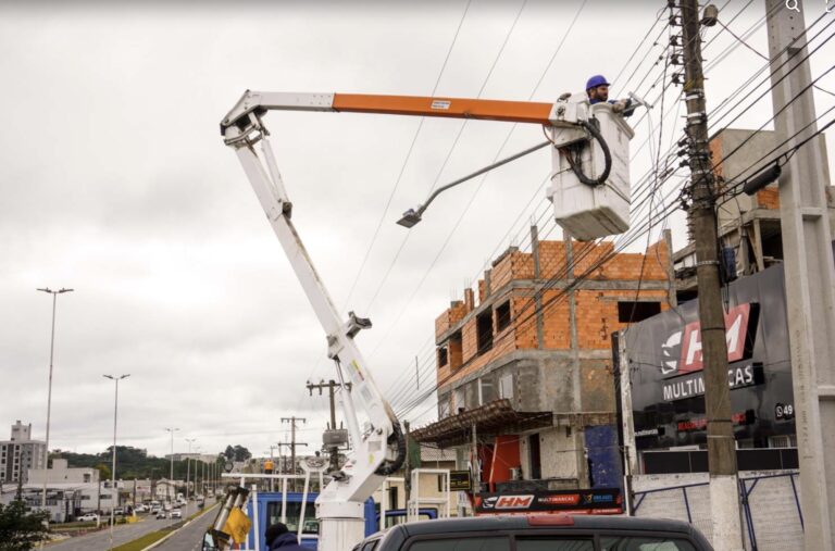 MAIS ILUMINAÇÃO: 39 PONTOS DE LED SÃO INSTALADOS NO TRECHO NOVO DA AVENIDA PRESIDENTE VARGAS