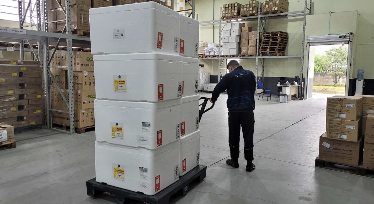 Santa Catarina inicia distribuição de mais 300 mil de doses e reforça pedido de vacinação contra a gripe