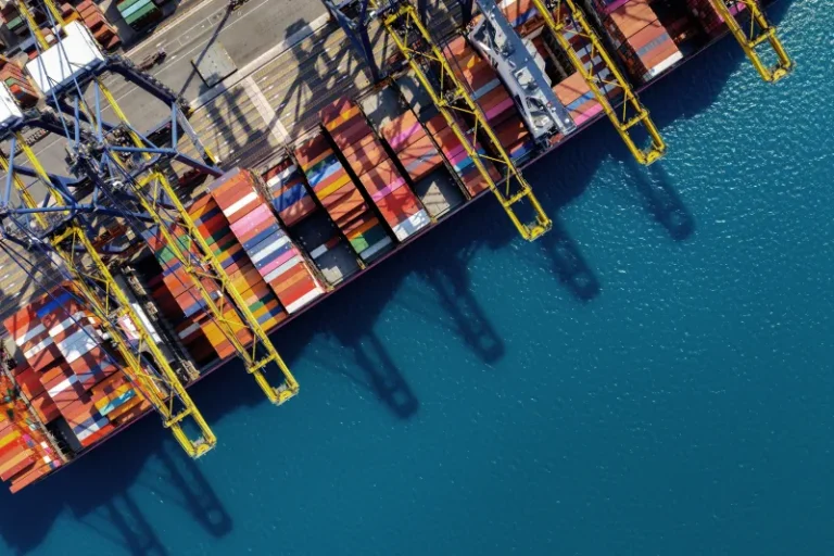 aerial-view-cargo-ship-cargo-container-harbor copiar.jpg